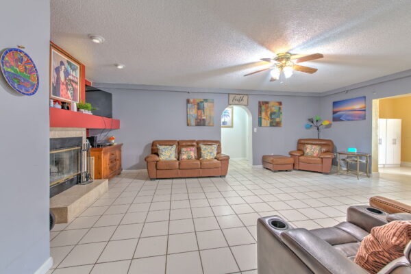 52-web-or-mls-Living area 2-1